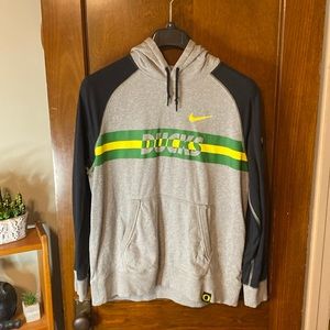 OREGON DUCKS HOODIE MADE BY NIKE! LIGHTLY USED. SIZE XL